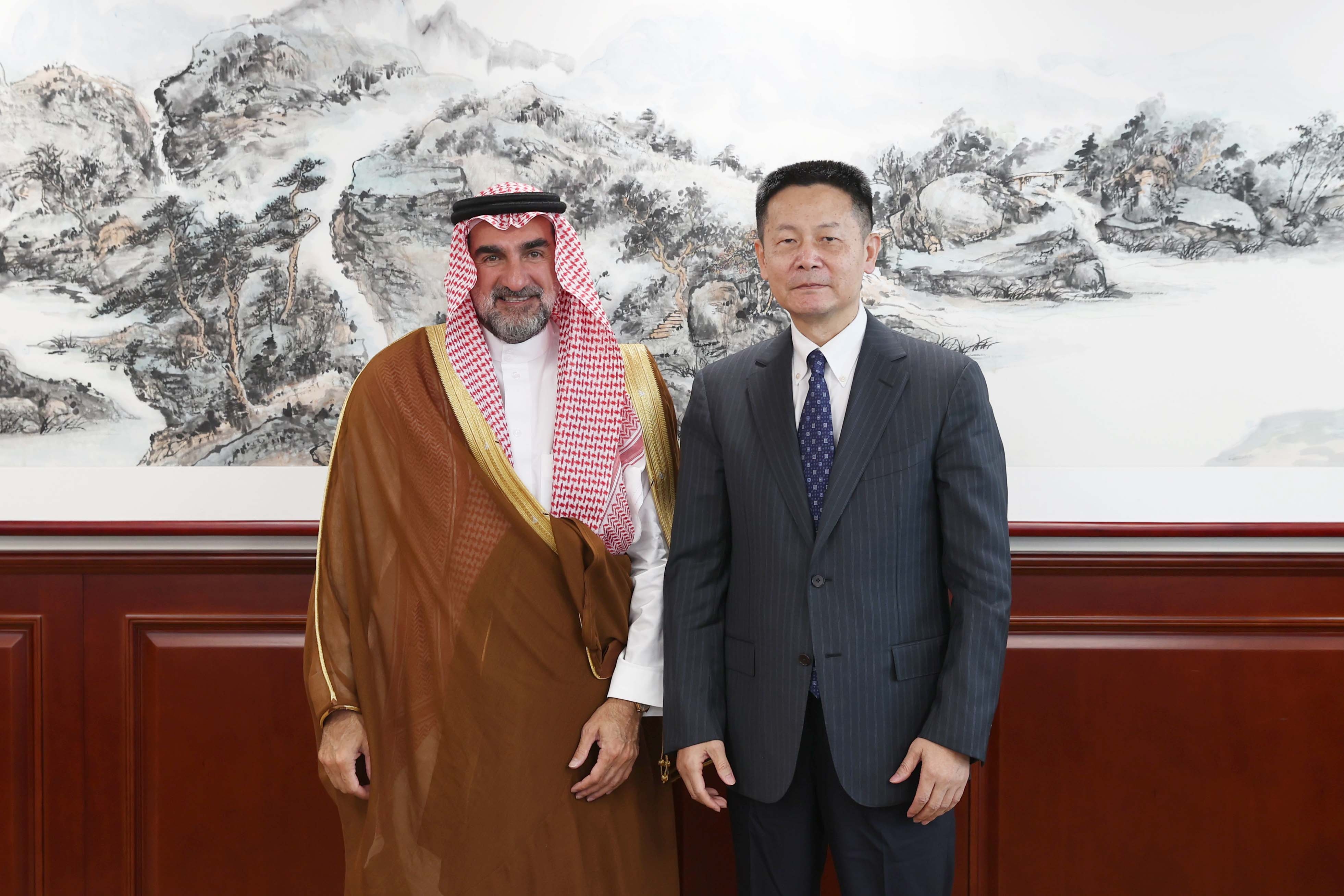 吴清主席会见沙特公共投资基金总裁鲁梅延